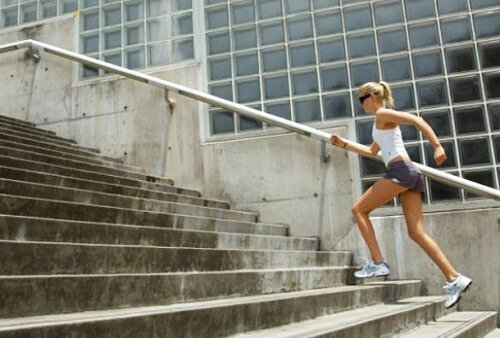 Exerciții cardio de făcut acasă precum urcatul scărilor