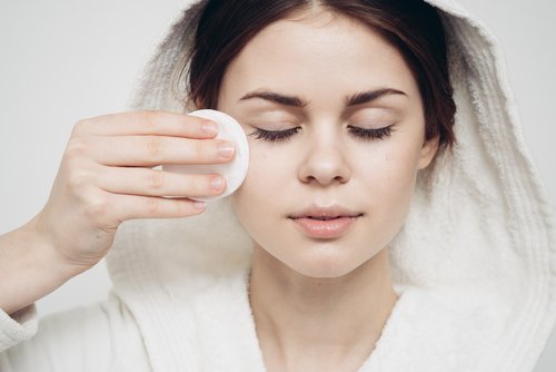 Fată încercând o rutină de machiaj pentru începătoare