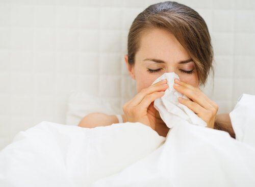 Femeie care are nevoie de un ceai antiviral cu ghimbir