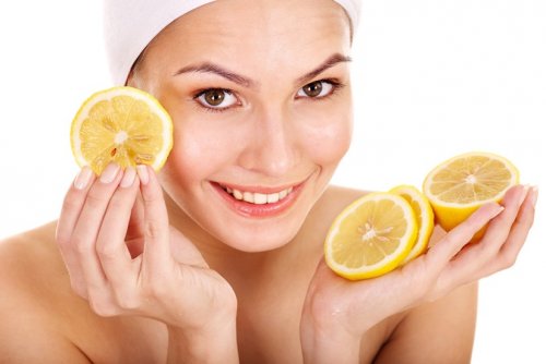 Femeie care încearcă remedii naturiste pentru dermatita seboreică