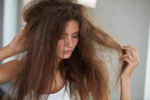 5 remedii naturiste pentru hidratarea părului