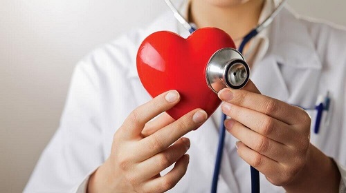 Medic recomandând un măr verde pe stomacul gol pentru inimă