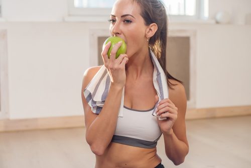 Merele pe lista de produse naturale pentru albirea dinților