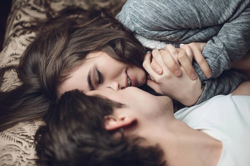 Obiceiuri ale cuplurilor fericite precum gesturile tandre