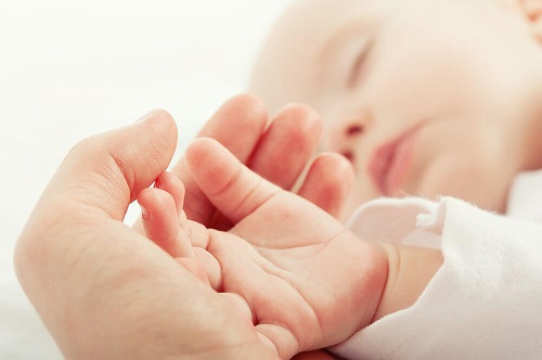 Obiceiuri greșite în îngrijirea bebelușilor precum comportamentul agresiv