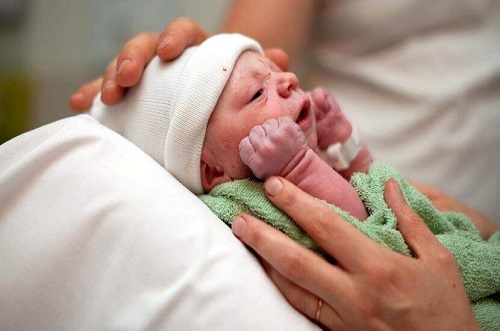 Obiceiuri greșite în îngrijirea bebelușilor precum pedepsirea lor