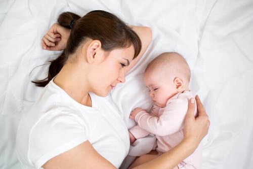 Obiceiuri greșite în îngrijirea bebelușilor precum a-i lăsa să plângă singuri