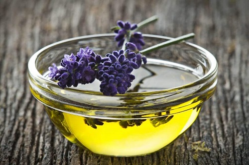 Oțetul și lavanda ca remedii pentru prevenirea transpirației la subraț