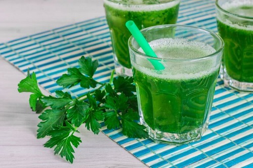 Pătrunjel inclus în shake-uri care stimulează eliminarea toxinelor