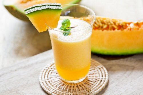 Pepene galben inclus în smoothie-uri cu fructe pentru slăbit