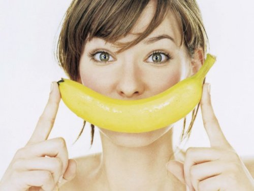 Produse naturale pentru albirea dinților precum cojile de banane
