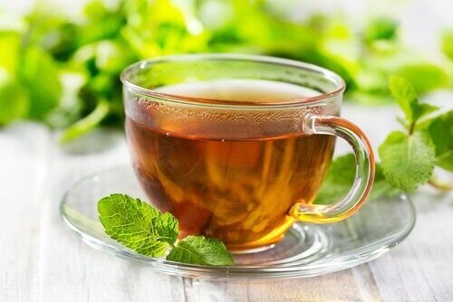 Remedii cu frunze de mentă sub formă de ceai