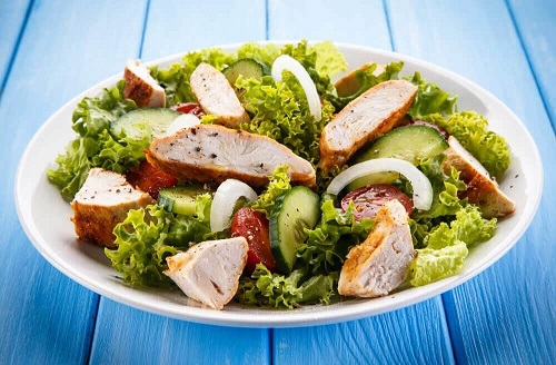 Salată ca parte a unei diete care accelerează metabolismul 