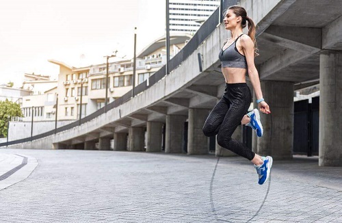 Săritul corzii pe lista de exerciții cardio de făcut acasă