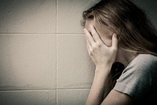 Semne că ești o victimă a abuzului verbal care lasă cicatrici emoționale