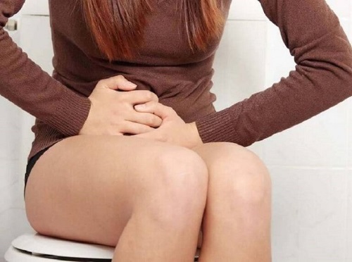 Simptome frecvente ale retenției de apă precum scăderea cantității de urină