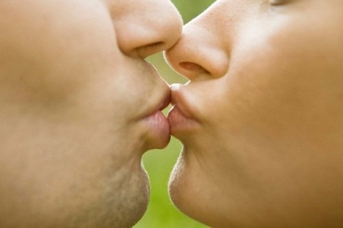 Tineri care suferă de boli infecțioase transmise prin sărut