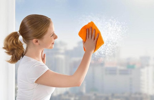 6 trucuri pentru curățarea geamurilor