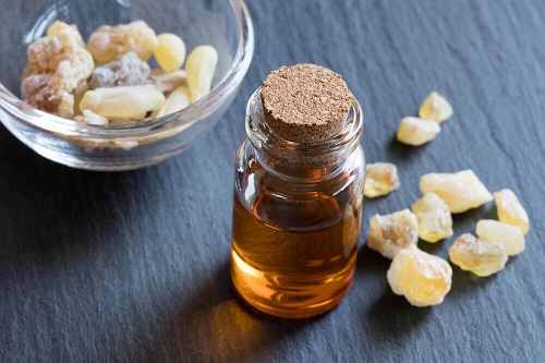 Ulei de tămâie adăugat într-o mască naturală cu efect de lifting