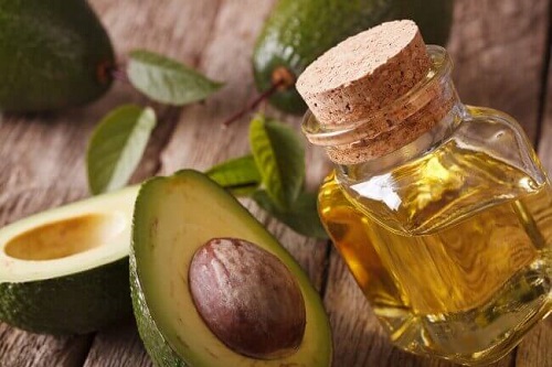Uleiul de avocado pe lista de uleiuri care îți îmbunătățesc aspectul fizic