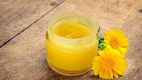 Arnică inclusă în remedii naturale pentru flebită