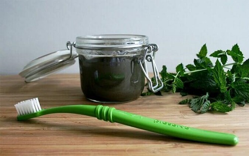 Cum să previi și să tratezi cariile cu o pastă de dinți medicinală naturală