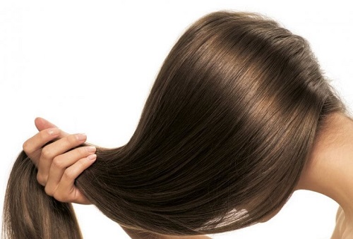 Femeie profitând de beneficii ale rozmarinului pentru păr