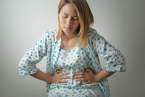 Femeie care are nevoie de infuzii pentru a combate gazele intestinale