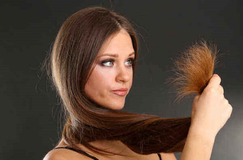 Femeie care are nevoie de măști naturale pentru un păr strălucitor