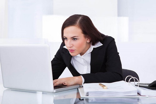 Femeie căutând remedii naturale pentru flebită pe internet