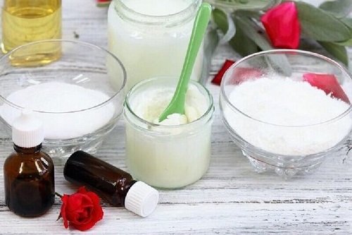 Măști cu bicarbonat pentru eliminarea punctelor negre care includ lapte
