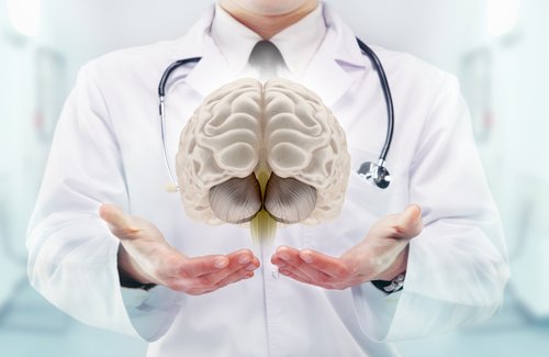 Medic explicând ce este un atac ischemic tranzitoriu