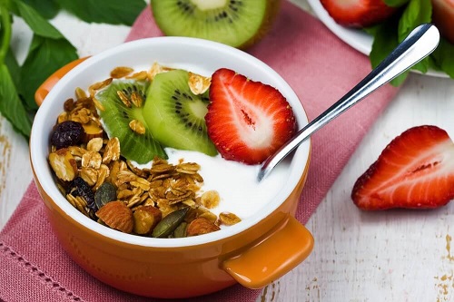 Mic dejun cu puține calorii precum iaurtul cu fructe