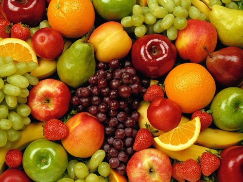 Obiceiuri alimentare benefice pentru tiroidă precum consumul de fructe proaspete
