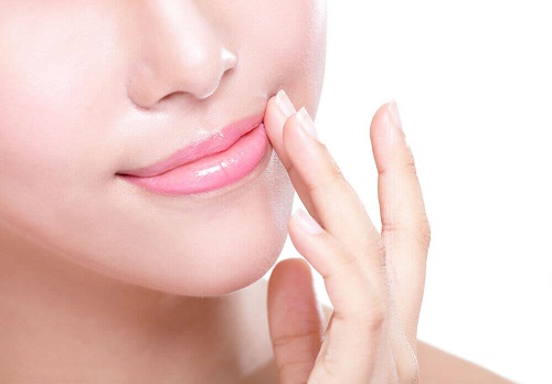 Remedii pentru buzele crăpate cum ar fi balsamul de buze