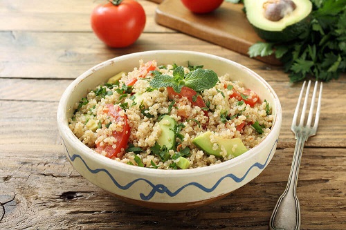 Salată cu quinoa