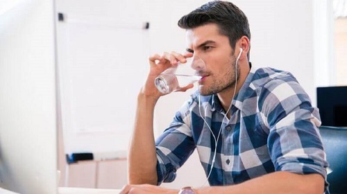 Setea excesivă este printre primele simptome ale diabetului