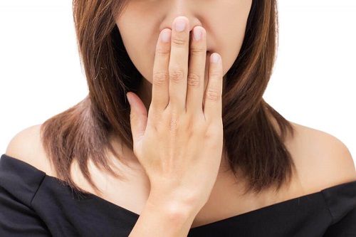 Simptome timpurii ale cancerului la gât precum respirația urât mirositoare
