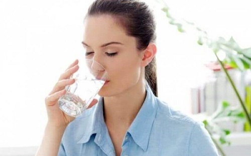 Simptome timpurii ale diabetului precum setea excesivă