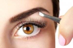 5 tratamente naturale pentru sprâncene mai groase