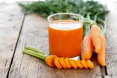 Tratamente naturiste pentru glaucom precum sucul de morcovi