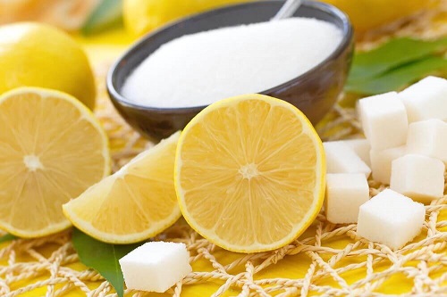 Zahăr inclus în tratamente cu lămâie pentru o piele superbă