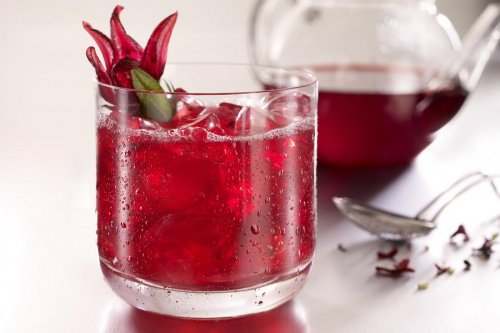 Apa de hibiscus pe lista de băuturi care stimulează pierderea în greutate