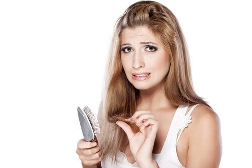 Care ar putea fi cauzele căderii părului?