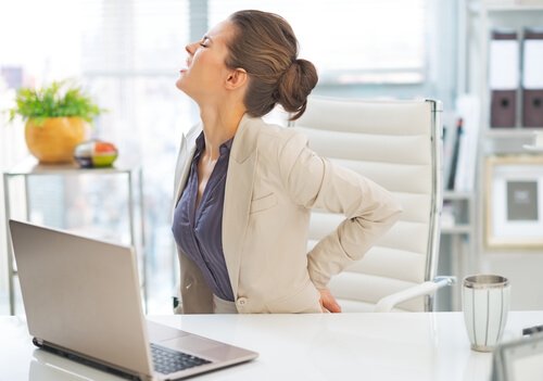 Cauzele durerii de spate la o femeie ce stă la birou