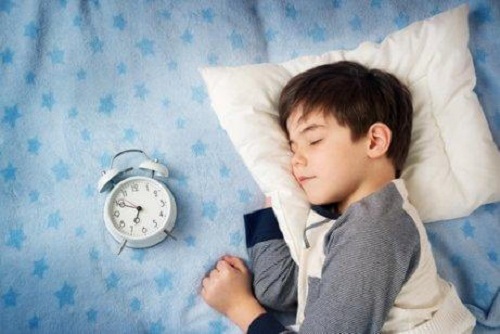 Consecințe ale culcatului târziu la copii precum lipsa de energie