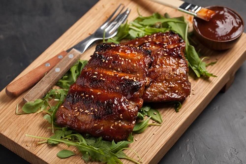 Rețetă de costițe de porc caramelizate cu banane