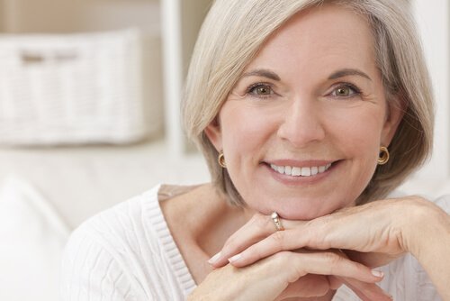 Doamnă care se interesează de probleme de sănătate la menopauză