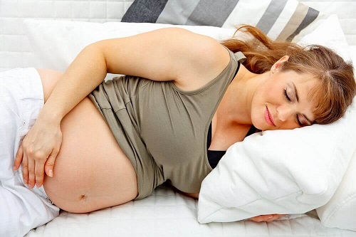 Dormitul pe o parte scade riscul de moarte fetală