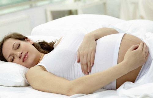 Dormitul pe spate crește riscul de moarte fetală